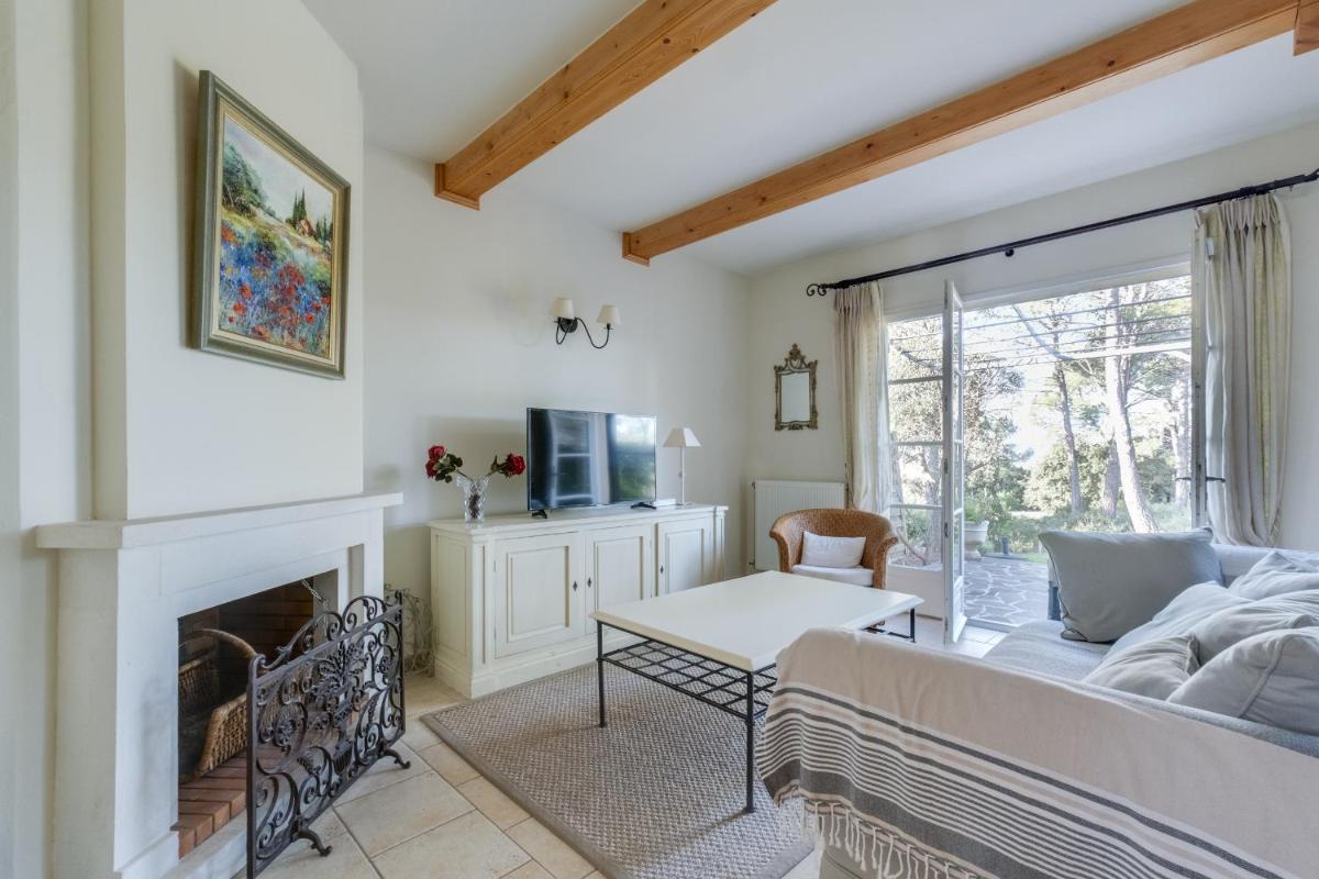 Télévision ou salle de divertissement dans l'établissement Les Appartements et Maisons du Domaine de Saint Endréol Golf & Spa Resort