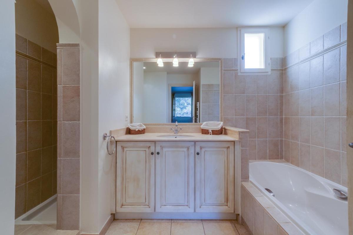 Salle de bains dans l'établissement Les Appartements et Maisons du Domaine de Saint Endréol Golf & Spa Resort