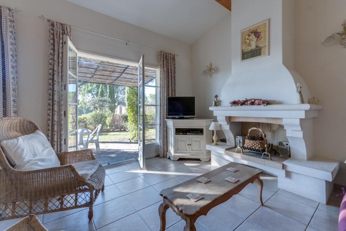 Télévision ou salle de divertissement dans l'établissement Les Appartements et Maisons du Domaine de Saint Endréol Golf & Spa Resort