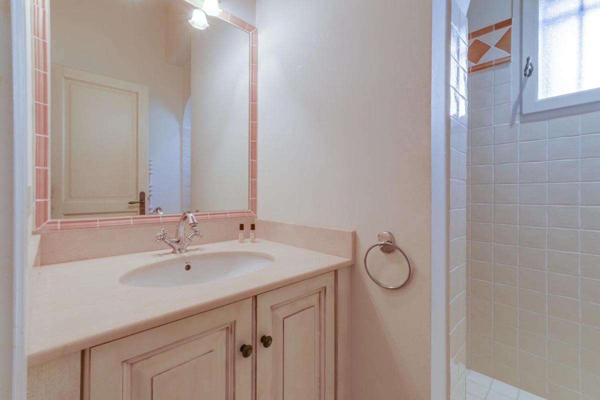 Salle de bains dans l'établissement Les Appartements et Maisons du Domaine de Saint Endréol Golf & Spa Resort
