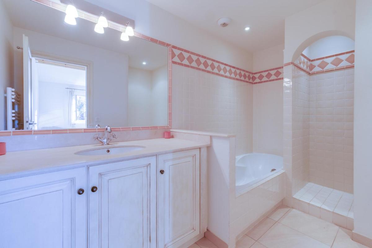 Salle de bains dans l'établissement Les Appartements et Maisons du Domaine de Saint Endréol Golf & Spa Resort