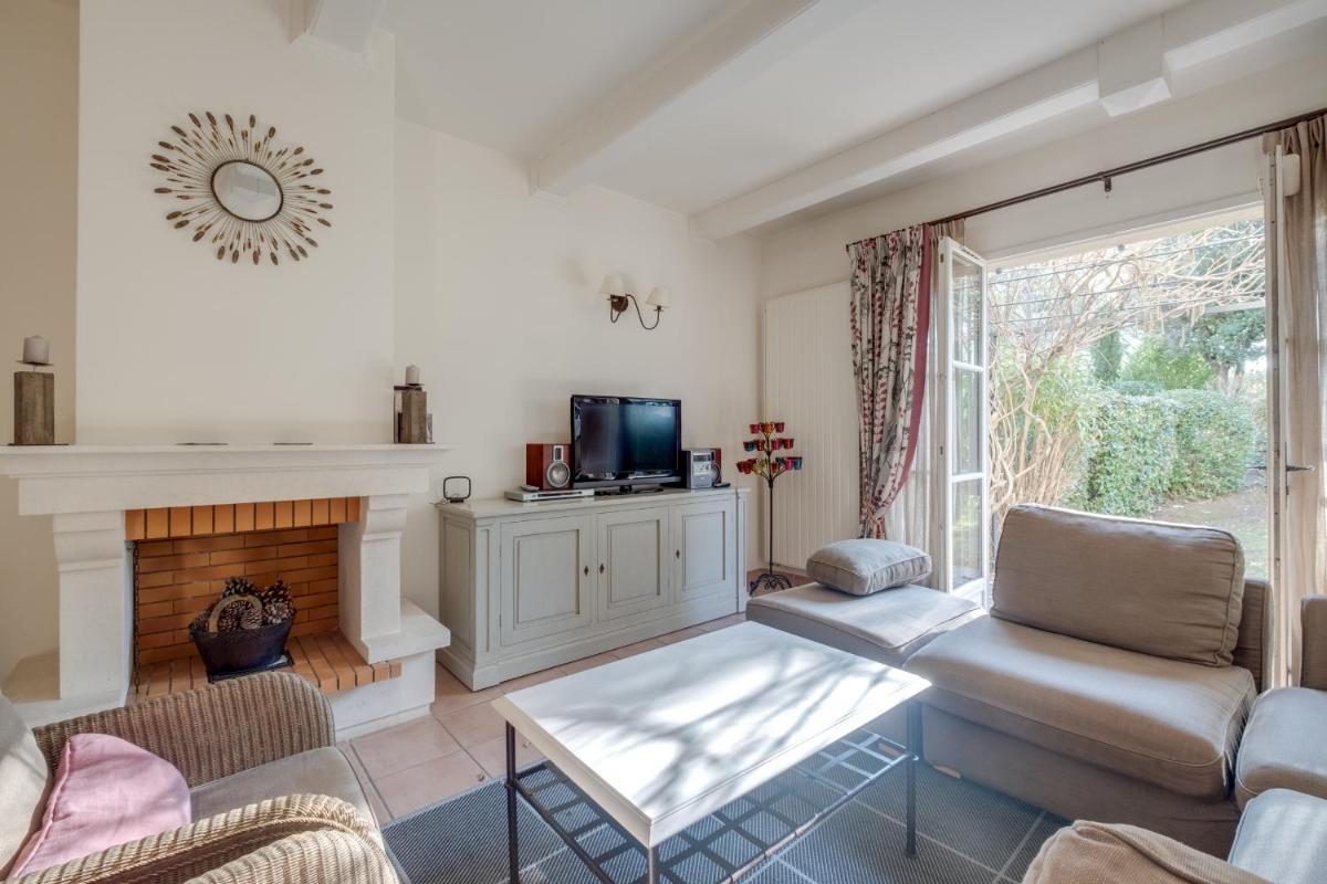 Télévision ou salle de divertissement dans l'établissement Les Appartements et Maisons du Domaine de Saint Endréol Golf & Spa Resort