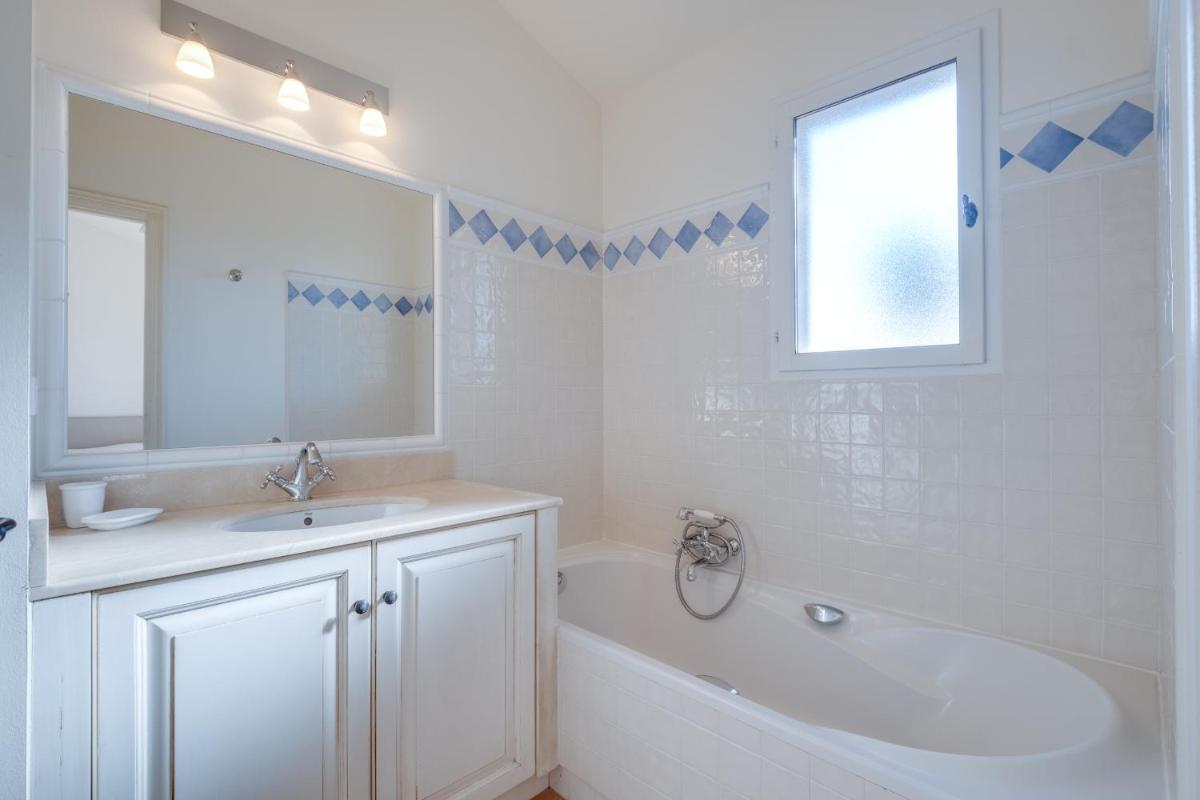 Salle de bains dans l'établissement Les Appartements et Maisons du Domaine de Saint Endréol Golf & Spa Resort
