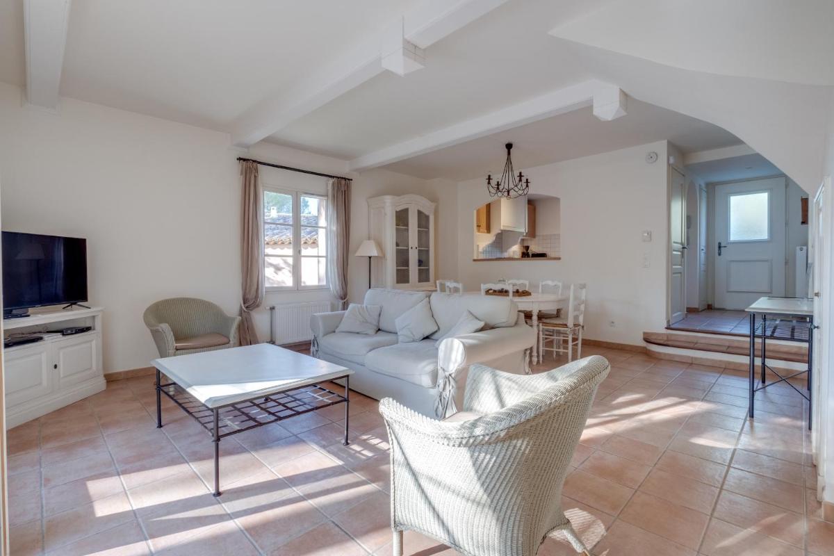 Télévision ou salle de divertissement dans l'établissement Les Appartements et Maisons du Domaine de Saint Endréol Golf & Spa Resort