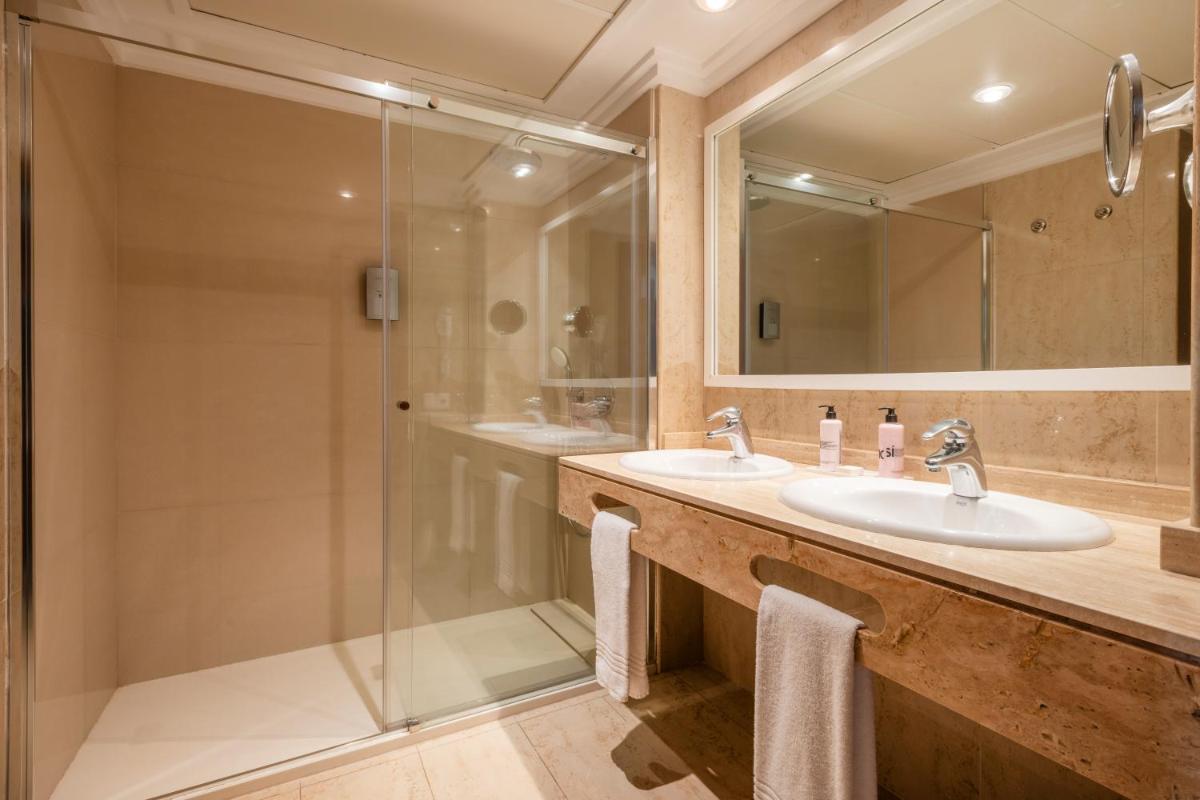 Un baño de Inturotel Sa Marina