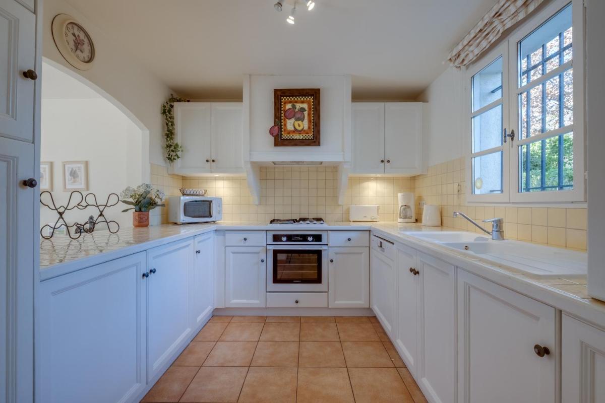 Cuisine ou kitchenette dans l'établissement Les Appartements et Maisons du Domaine de Saint Endréol Golf & Spa Resort