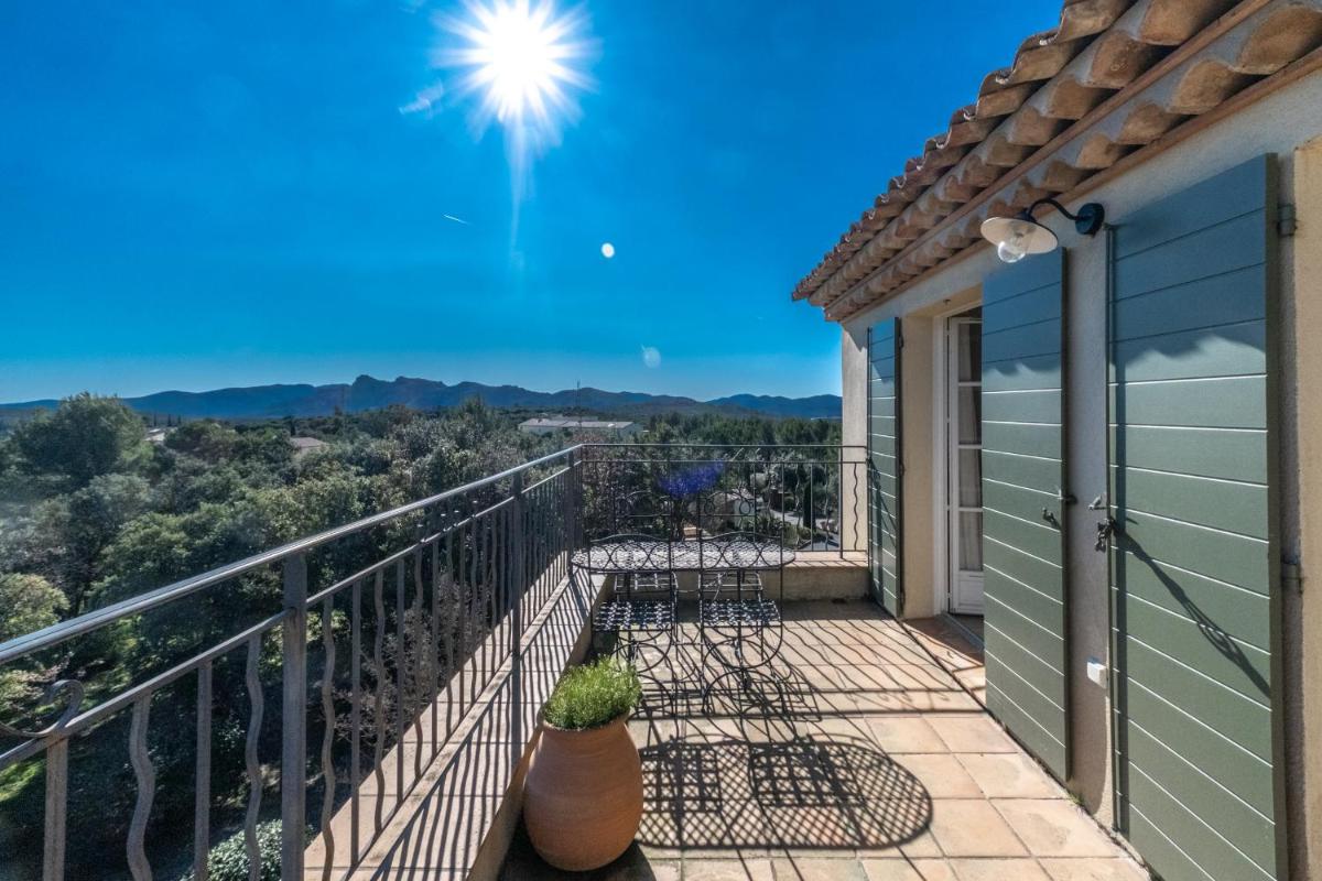 un balcon avec vue sur les montagnes dans l'établissement Les Appartements et Maisons du Domaine de Saint Endréol Golf & Spa Resort, à La Motte