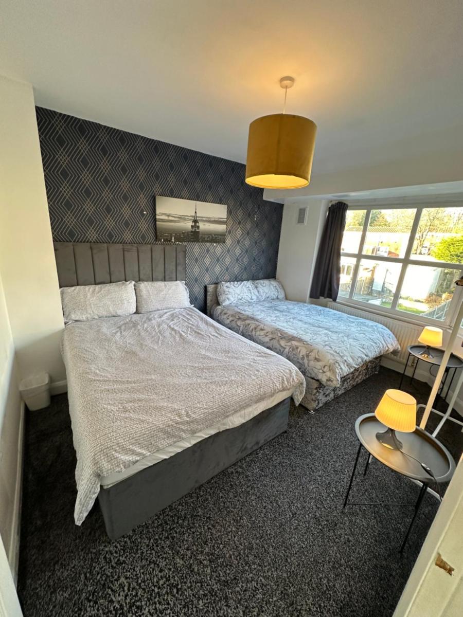 Spacious 3 Bed House, Sleeps 7 people - Birmingham - Housity