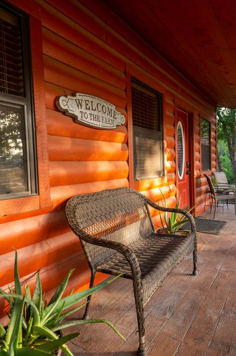 Cabin 1 Rental 15 minutes from Magnolia and Baylor - Housity