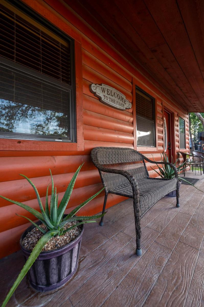 Pet Friendly Cabin 4 - 15 minutes from Magnolia and Baylor - Housity