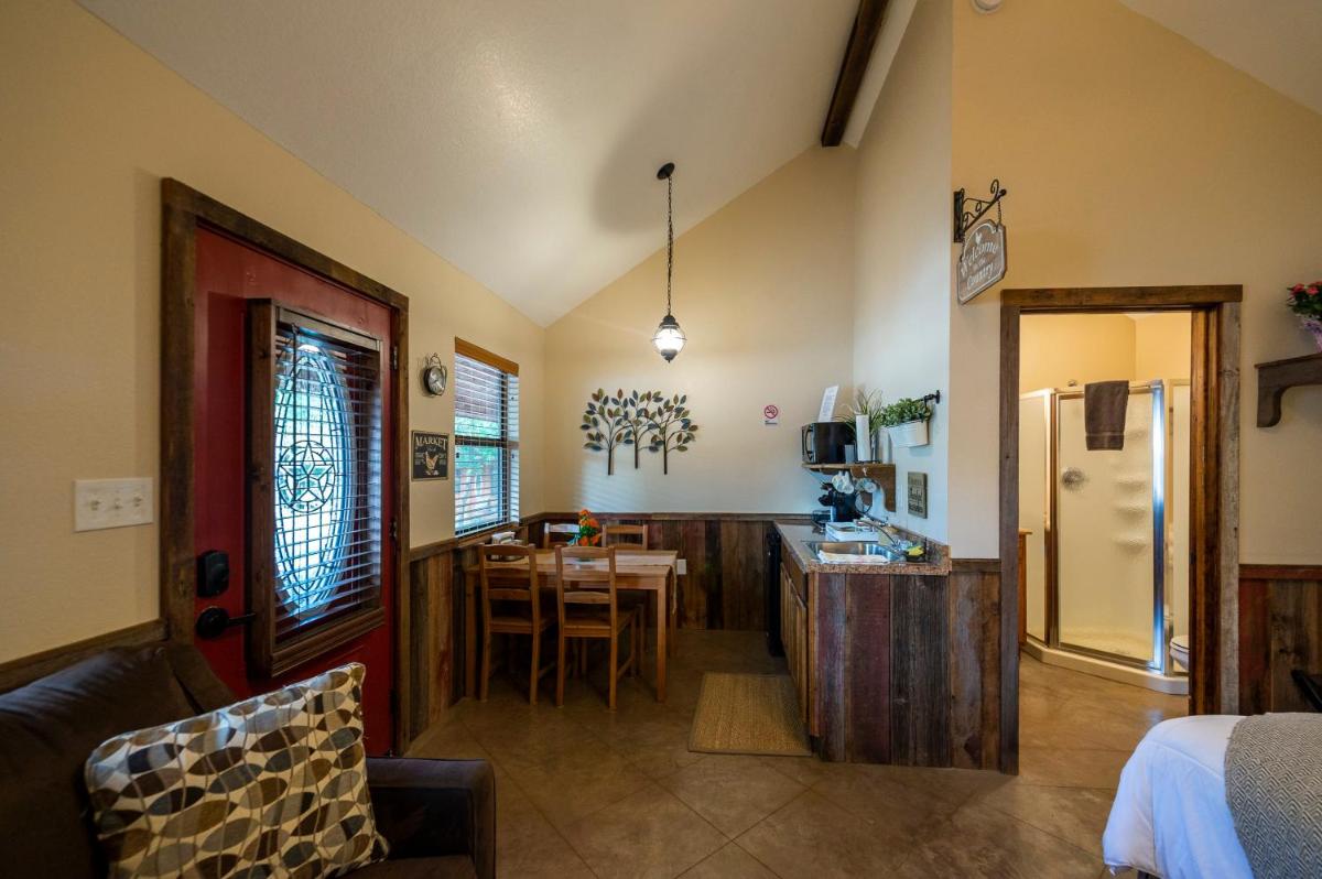 Pet Friendly Cabin 4 - 15 minutes from Magnolia and Baylor - Housity