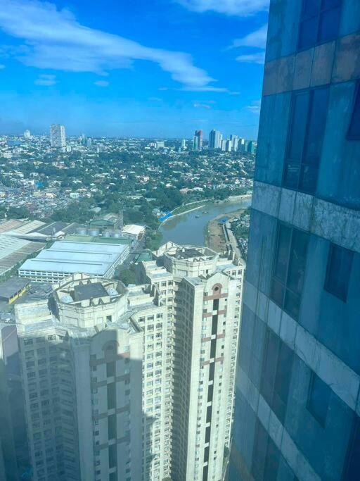Modern and Cozy Condo with view in Eastwood Manila - Housity