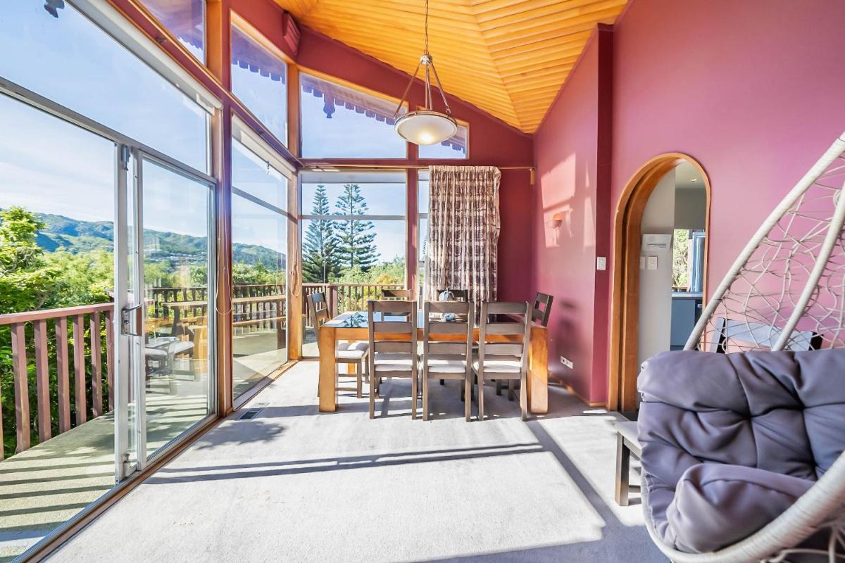 Eclectic 70s Mansion - Housity