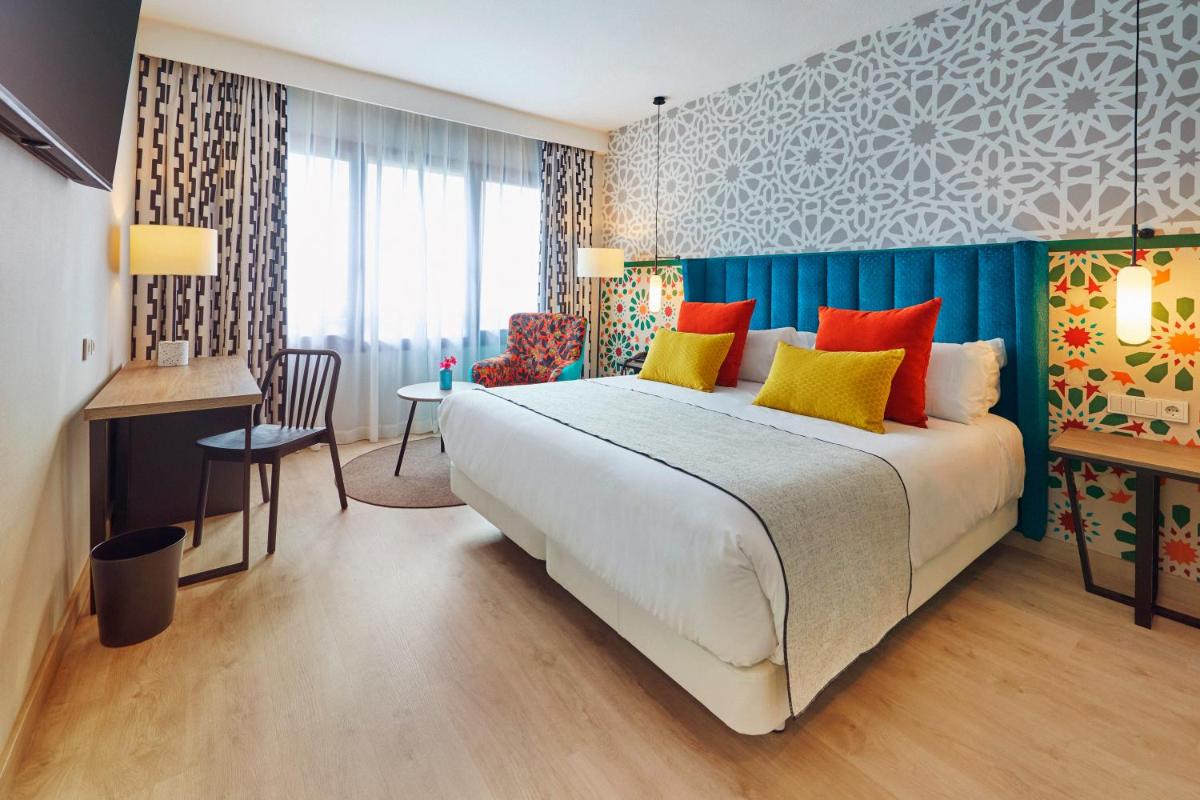 Cama o camas de una habitación en Hesperia Sevilla