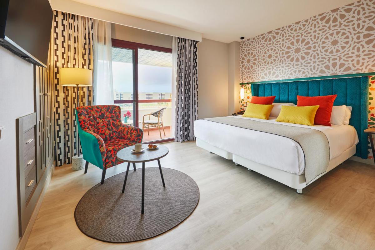 Cama o camas de una habitación en Hesperia Sevilla