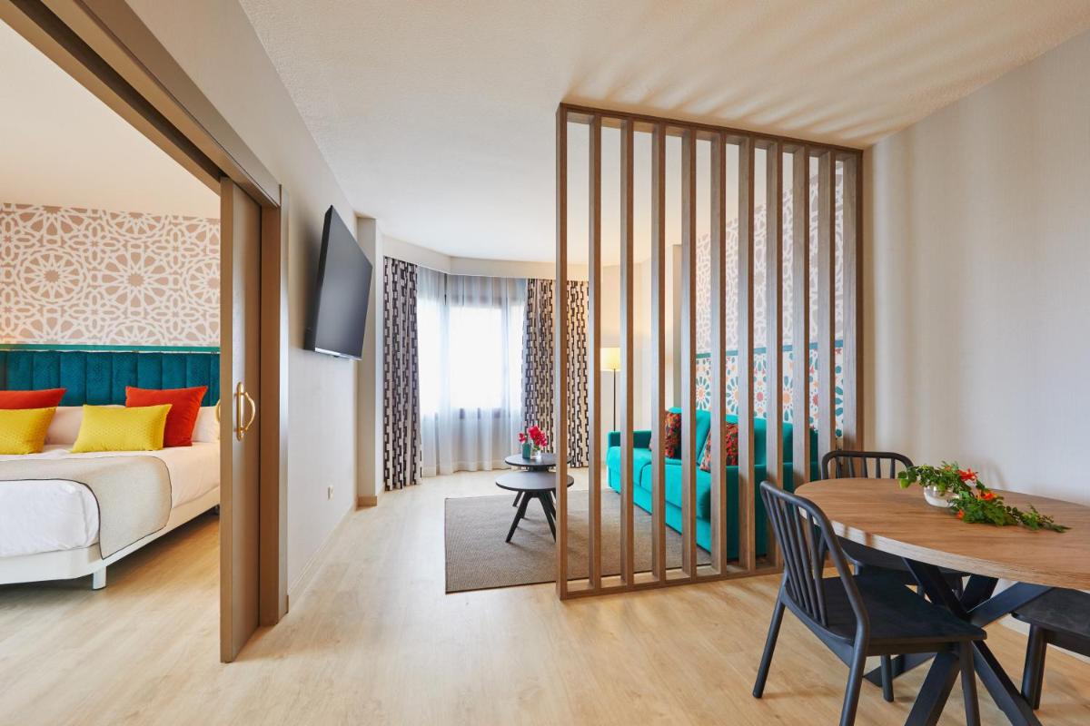 Cama o camas de una habitación en Hesperia Sevilla