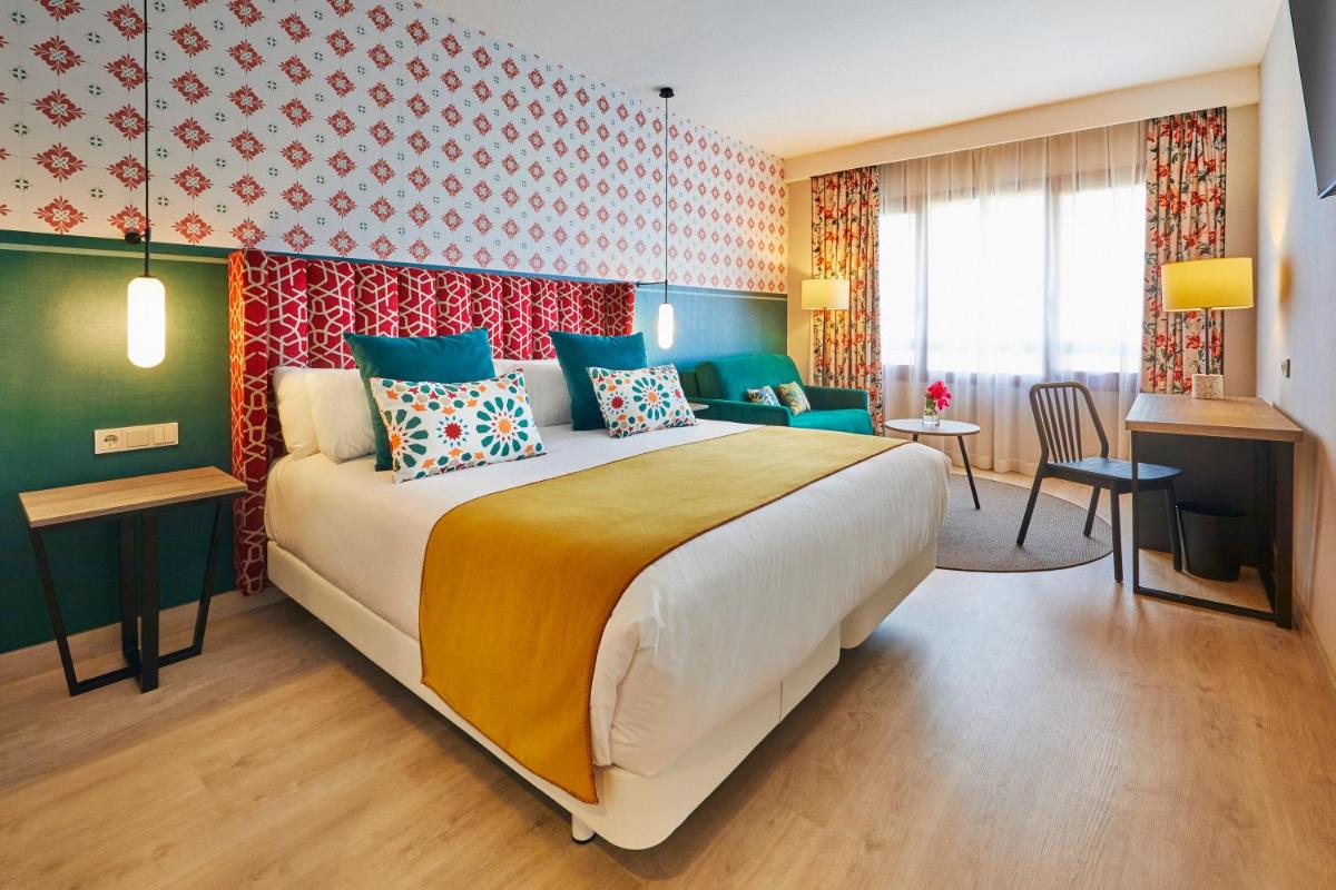 Cama o camas de una habitación en Hesperia Sevilla