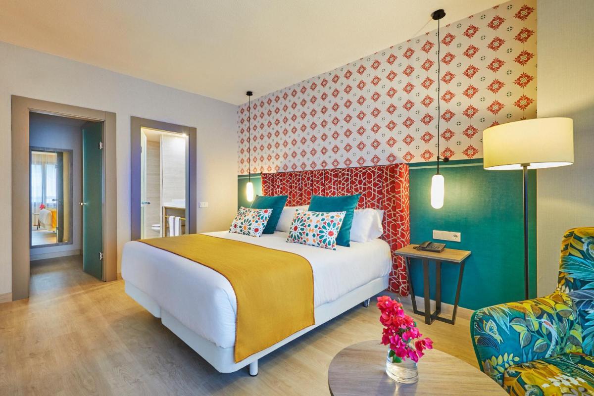 Cama o camas de una habitación en Hesperia Sevilla