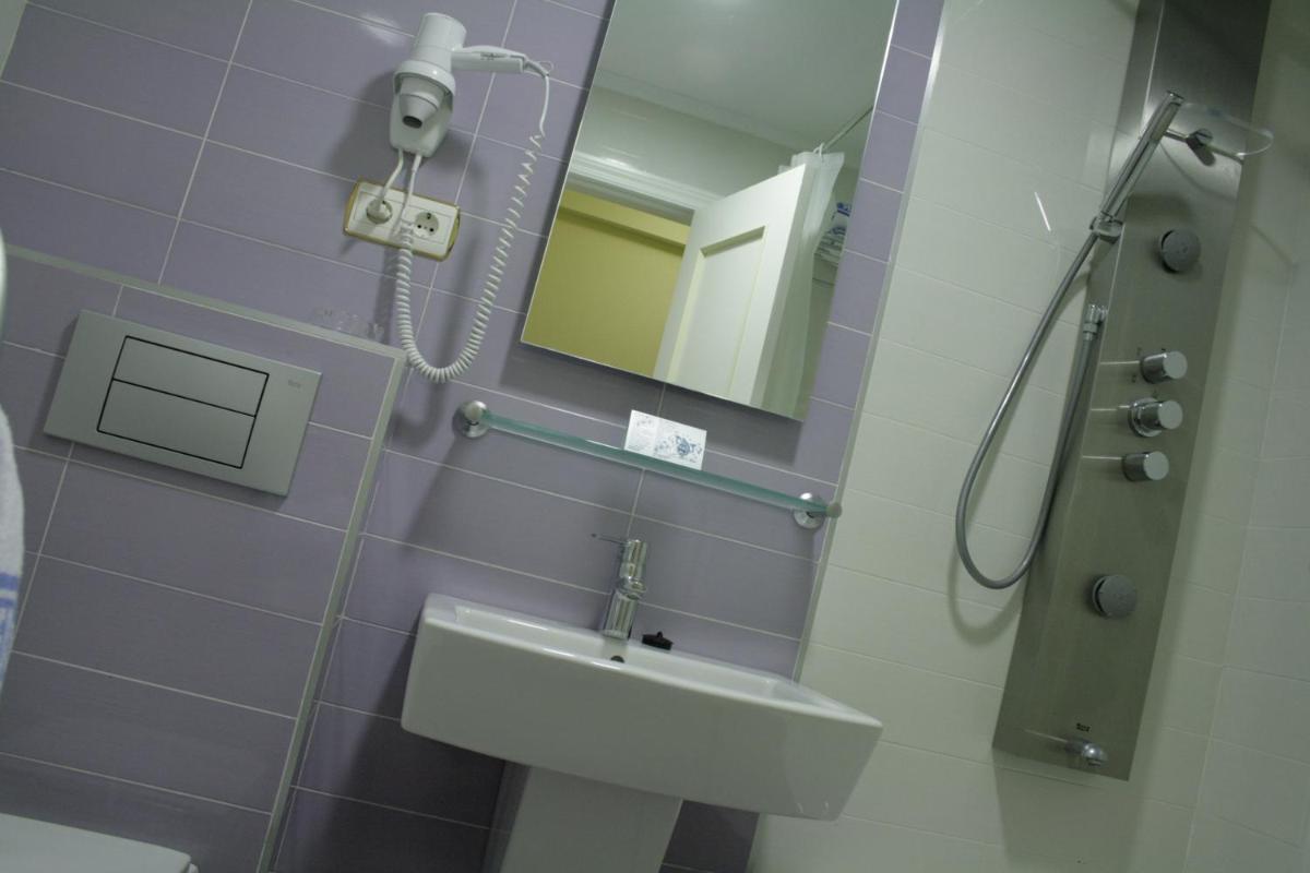 Un baño de Hotel Playamar Spa