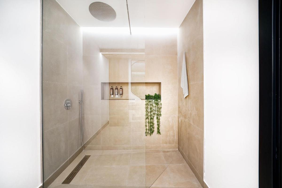 y baño con ducha y planta. en Bull Vital Suites & Spa Boutique Hotel - Only Adults, en Playa del Inglés