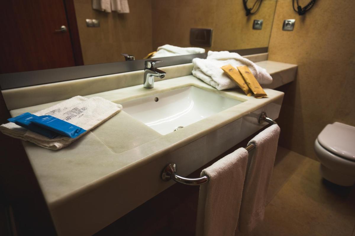 Un baño de Hotel Deloix 4* Sup