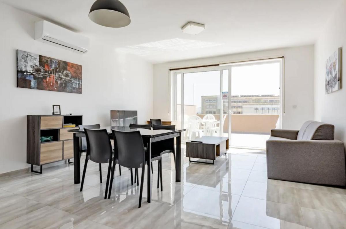 Suitetrails - F12 Modern and Bright Apartment in Malta
