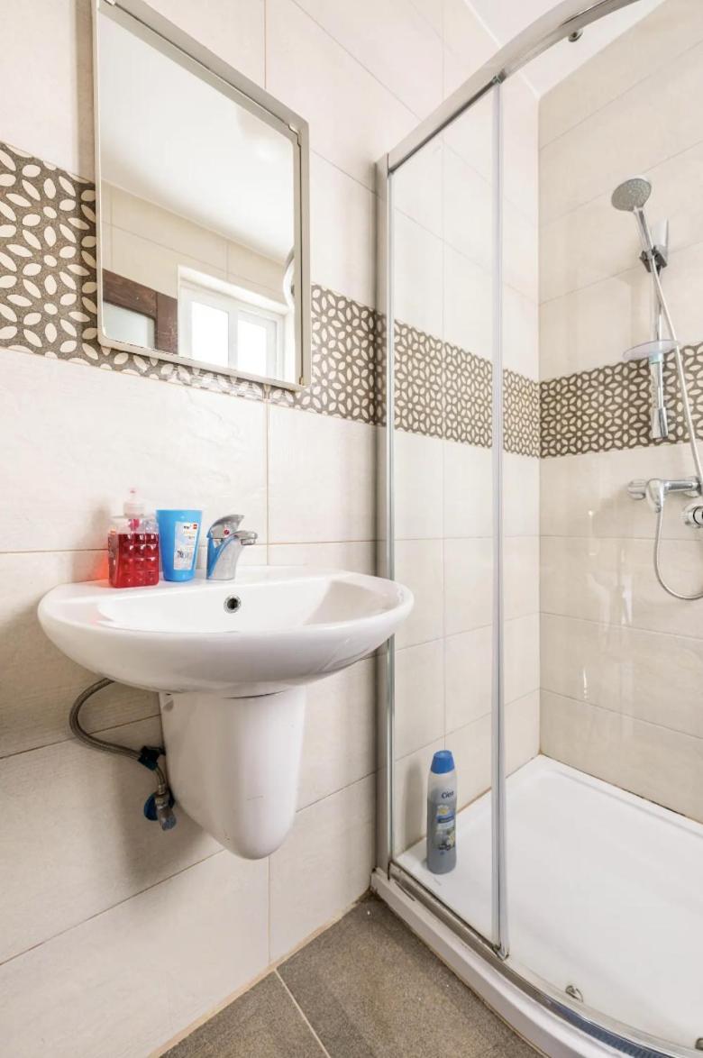 F8 Room 1, Private Double room with private bathroom in shared Flat - Housity