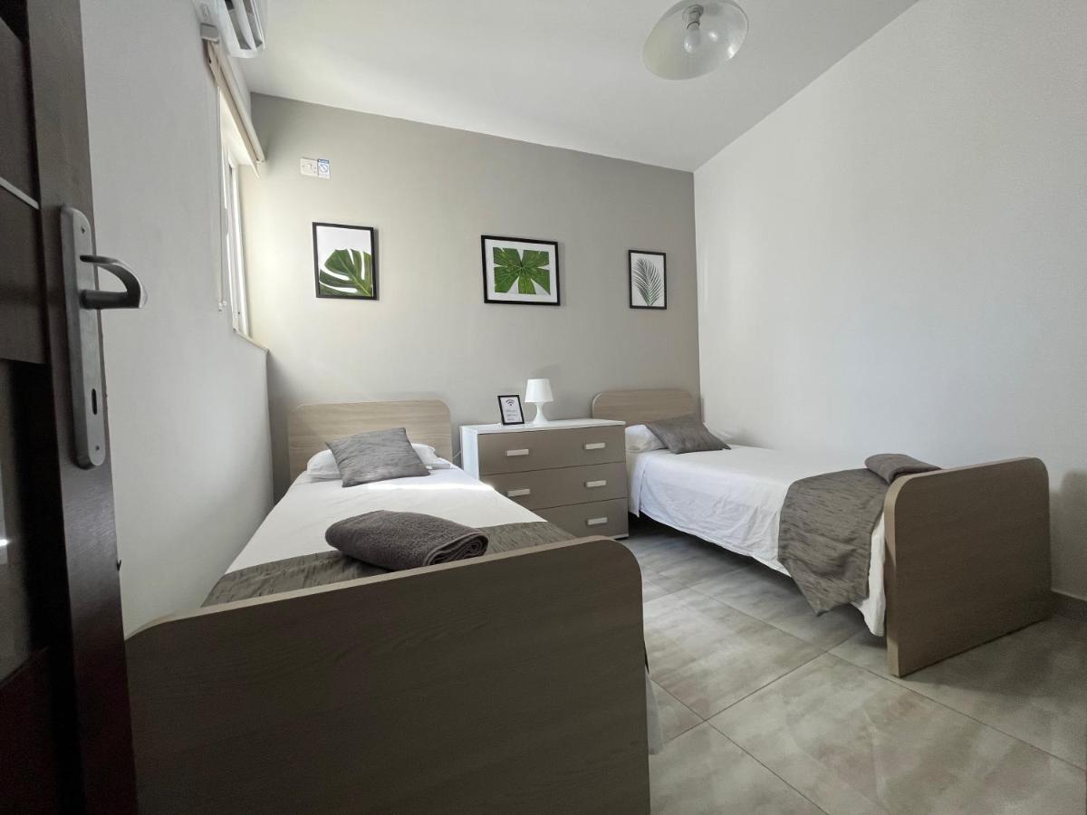 F6 Room 2, Private Room two single beds shared bathroom in shared Flat - Housity