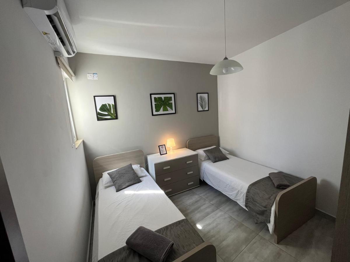 F6 Room 2, Private Room two single beds shared bathroom in shared Flat - Housity