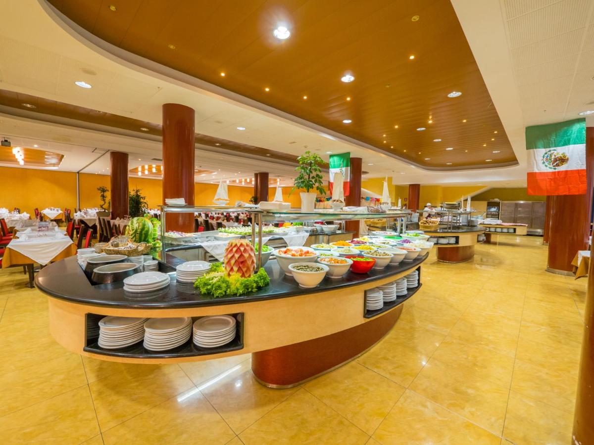 Comida en o cerca de este hotel