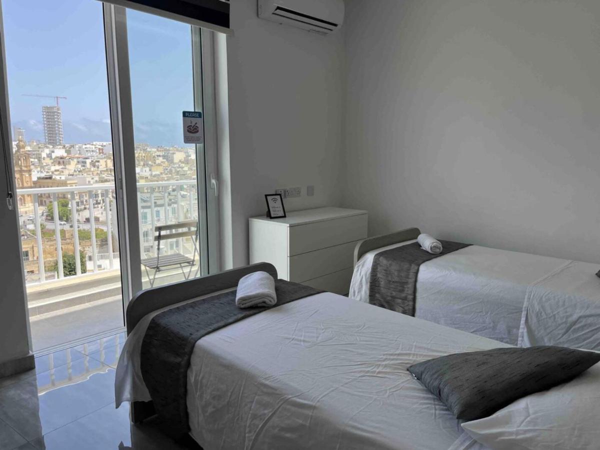F12-1 Room 2 single beds shared bathroom in shared Flat - Housity
