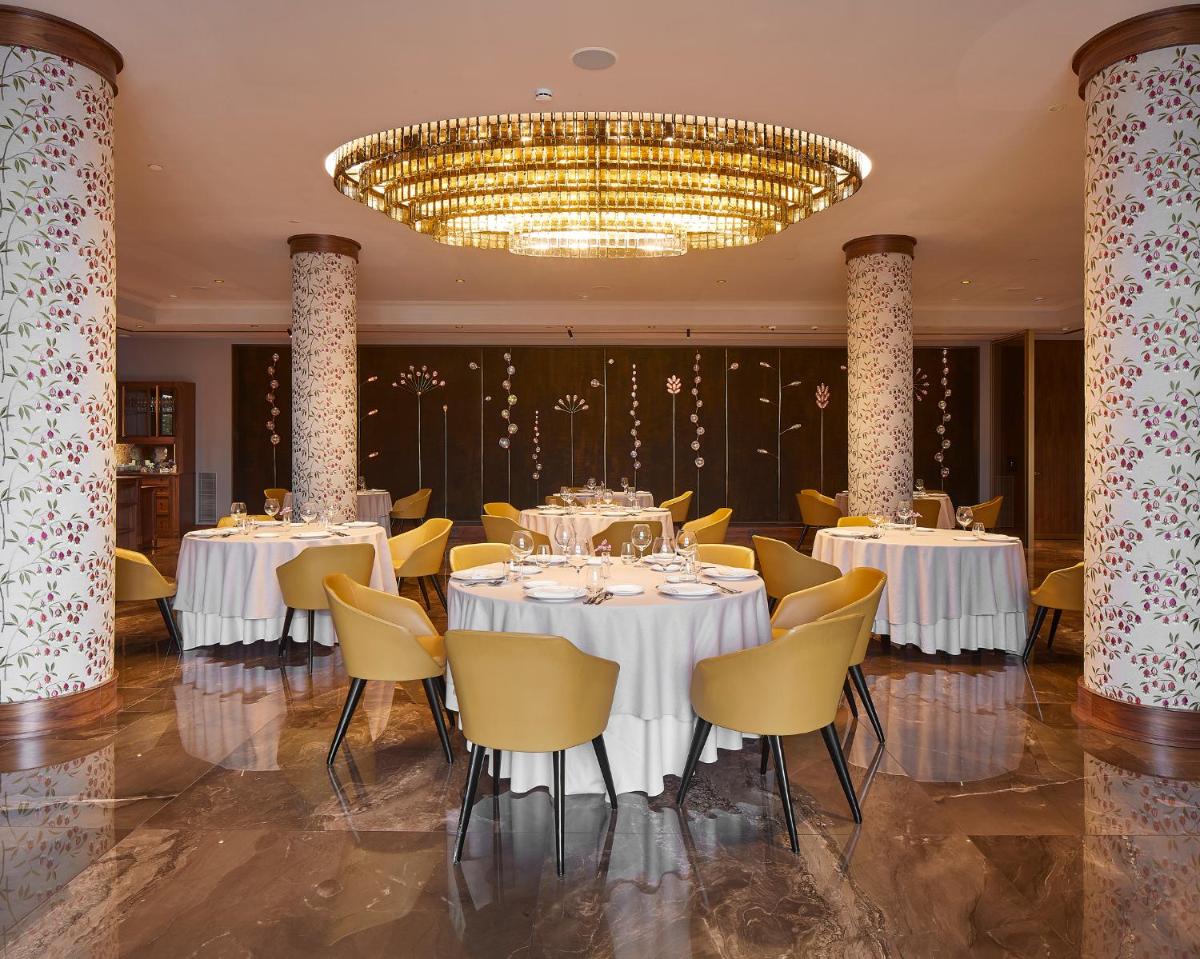 Un restaurante o sitio para comer en Alàbriga Hotel GL