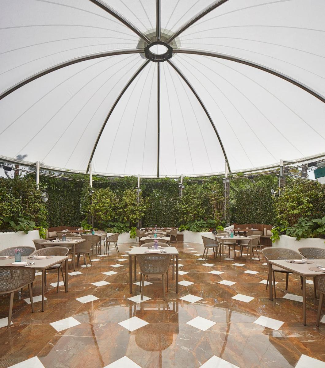 Un restaurante o sitio para comer en Alàbriga Hotel GL