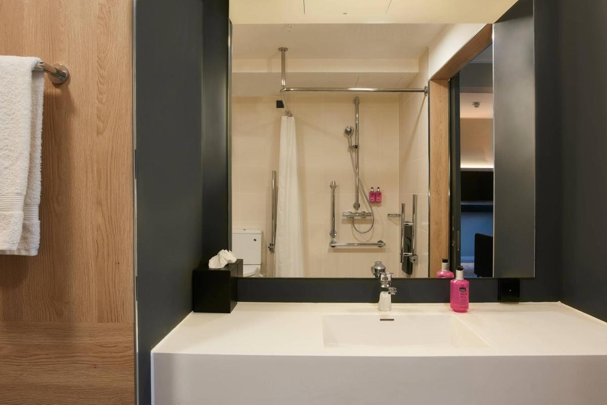 Moxy Chester - Housity