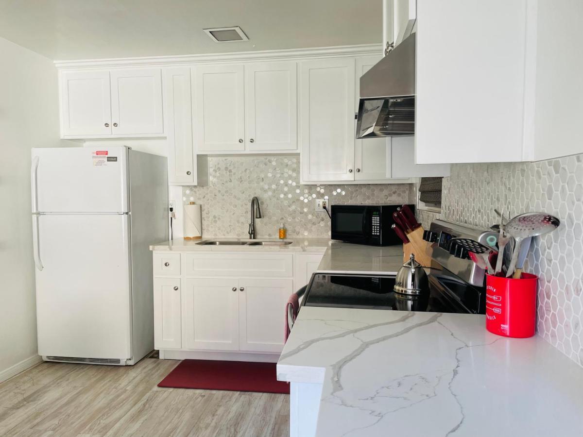 Walk to Dine & Shop, KING BED, Free Parking & Private Patio - Housity