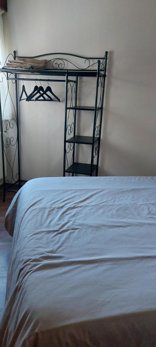 Peña del viento a pie de pistas estación San Isidro - Housity