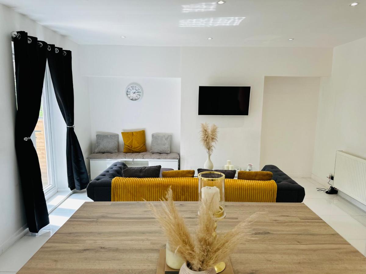 Enchanting 4-Bed Forest Escape in Sherwood - Housity