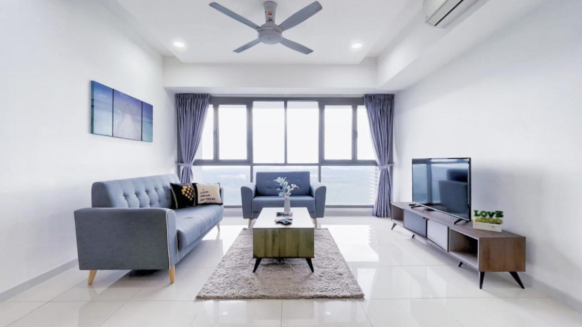 Iskandar Residences 2BR 5pax 5 mins Legoland Wi-Fi Sky Pool 360 - Housity
