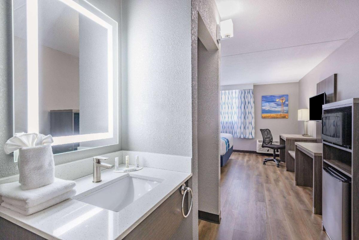 Wingate by Wyndham Wichita Airport - Housity