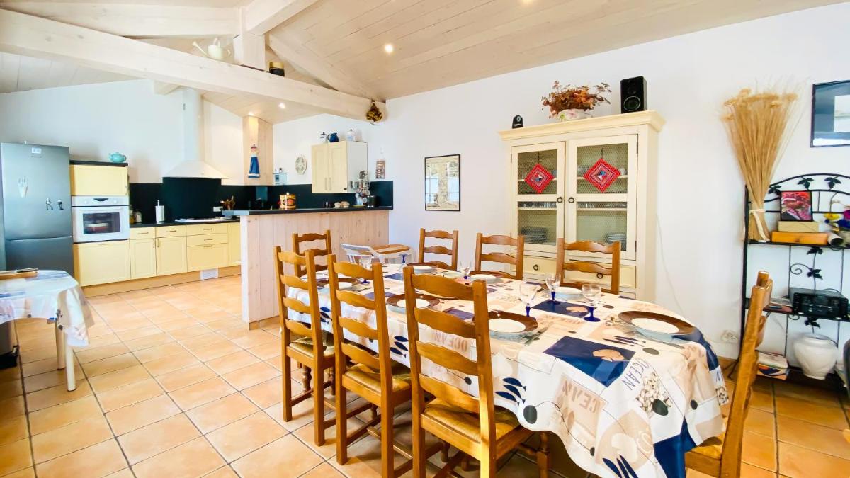 Maison familiale en plein cœur de la Couarde sur Mer - Housity