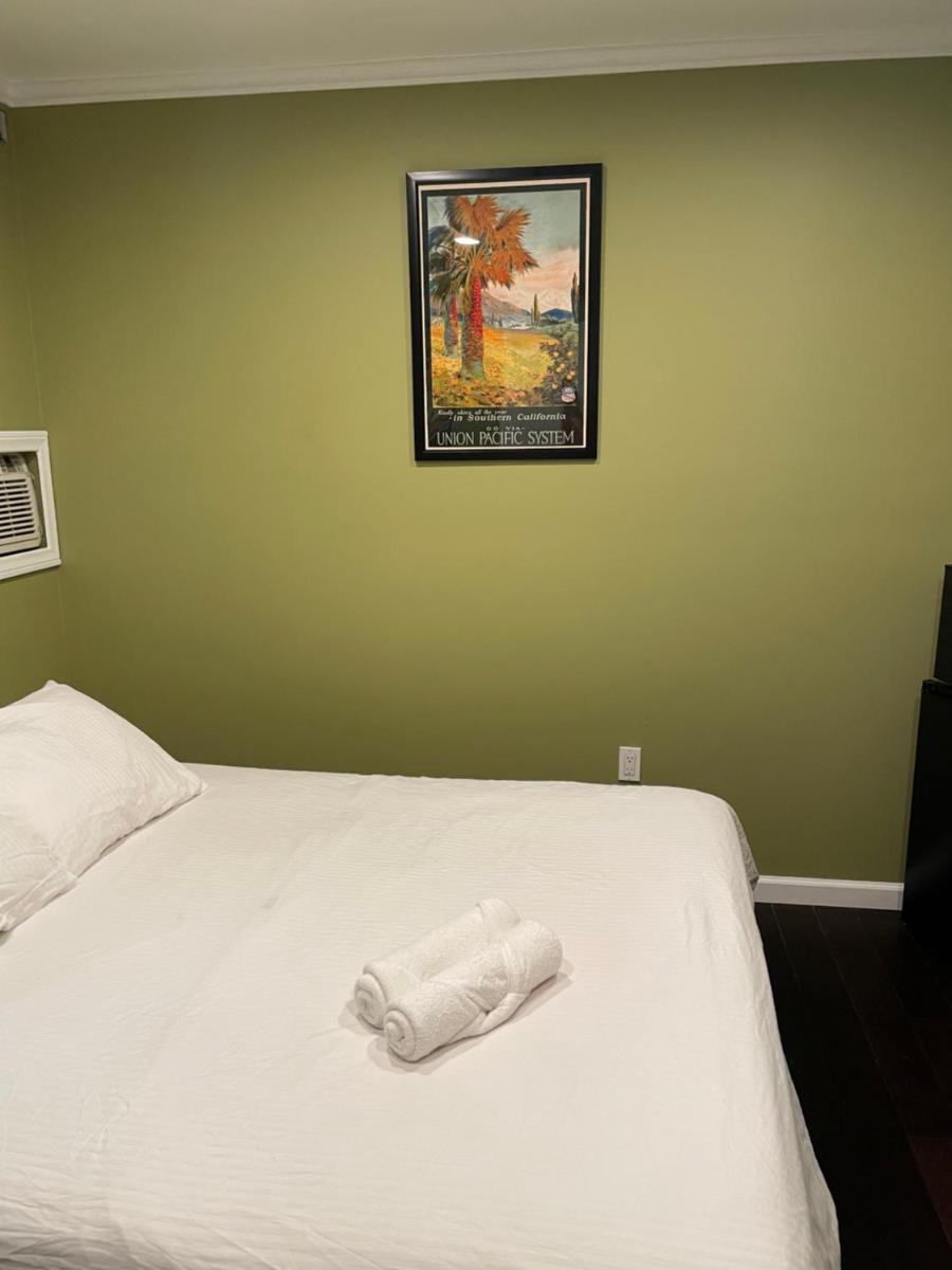 Private Standalone Room w/ TV, WIFI & AC in Carson (South Bay) - Housity