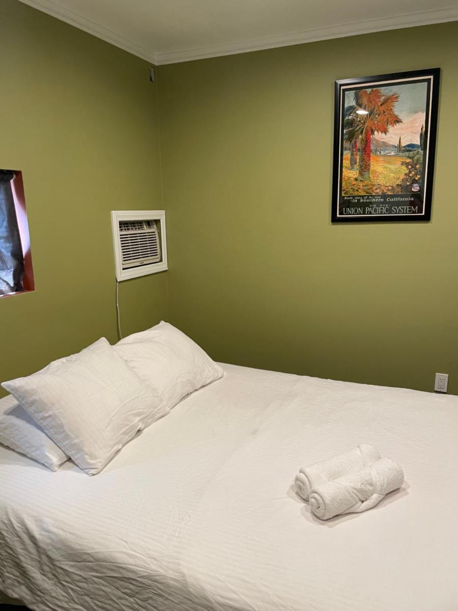 Private Standalone Room w/ TV, WIFI & AC in Carson (South Bay) - Housity