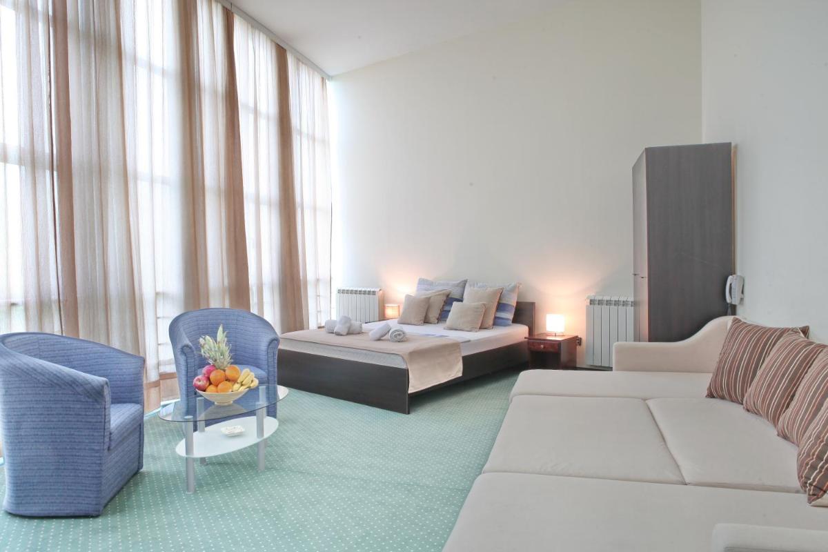 Happy Star Club - Housity