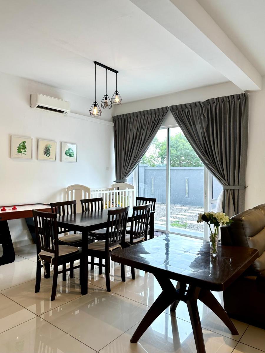 Hom Villa 5rm 12-22 pax Wifi Netflix BBQ SteamBoat Games Beach Water Park - Housity