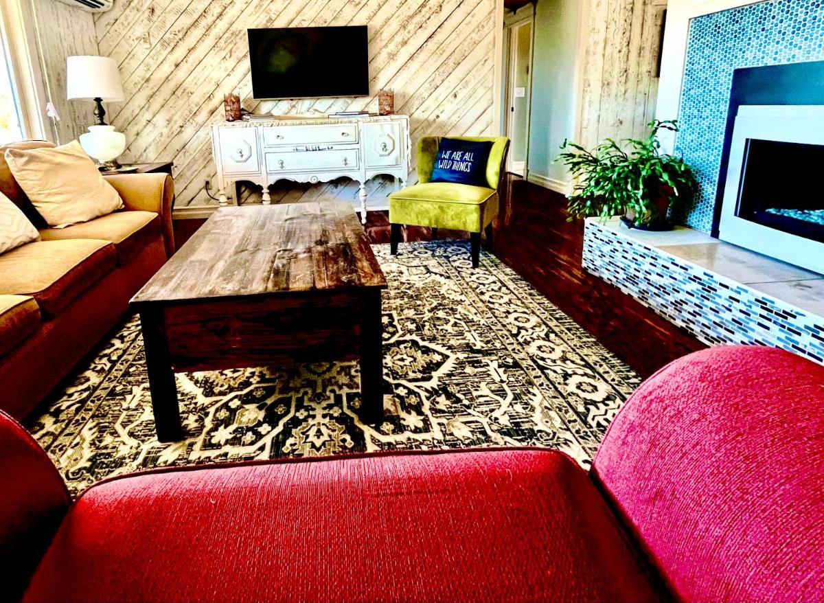 Flower Power Farm 3 bdrm, 2 bth home, Amazing Views, Privacy, Relaxation - Housity