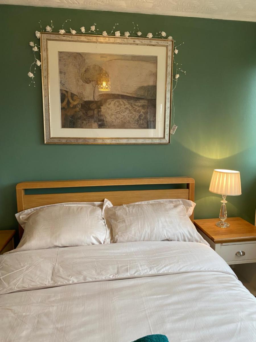 1 Luxurious Double Bedroom with Private Shower - Housity