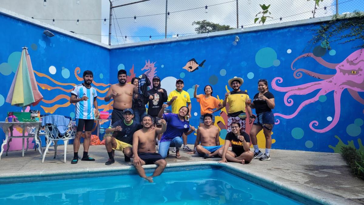Pool Party House - Housity
