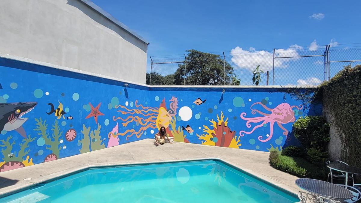 Pool Party House - Housity