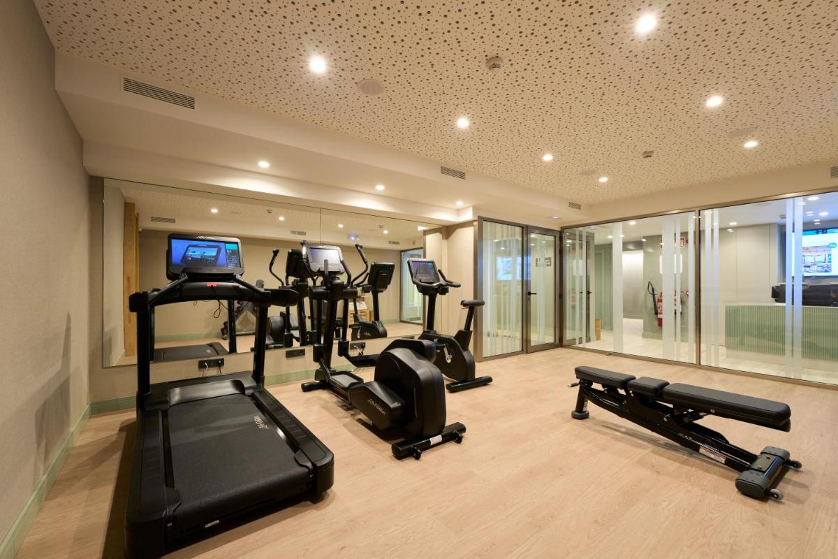 un gimnasio con varias cintas de correr y máquinas elípticas en Catalonia La Maquinista, en Barcelona 46 fotos más