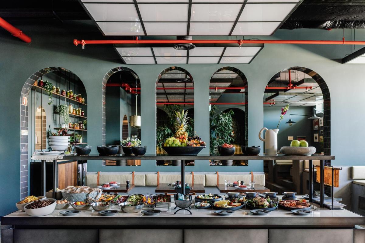 um bufê com muitos pratos de comida em uma mesa em The Rebello Hotel & Spa - Small Luxury Hotels Of The World em Vila Nova de Gaia um bufê com muitos pratos de comida em uma mesa em The Rebello Hotel & Spa - Small Luxury Hotels Of The World em Vila Nova de Gaia